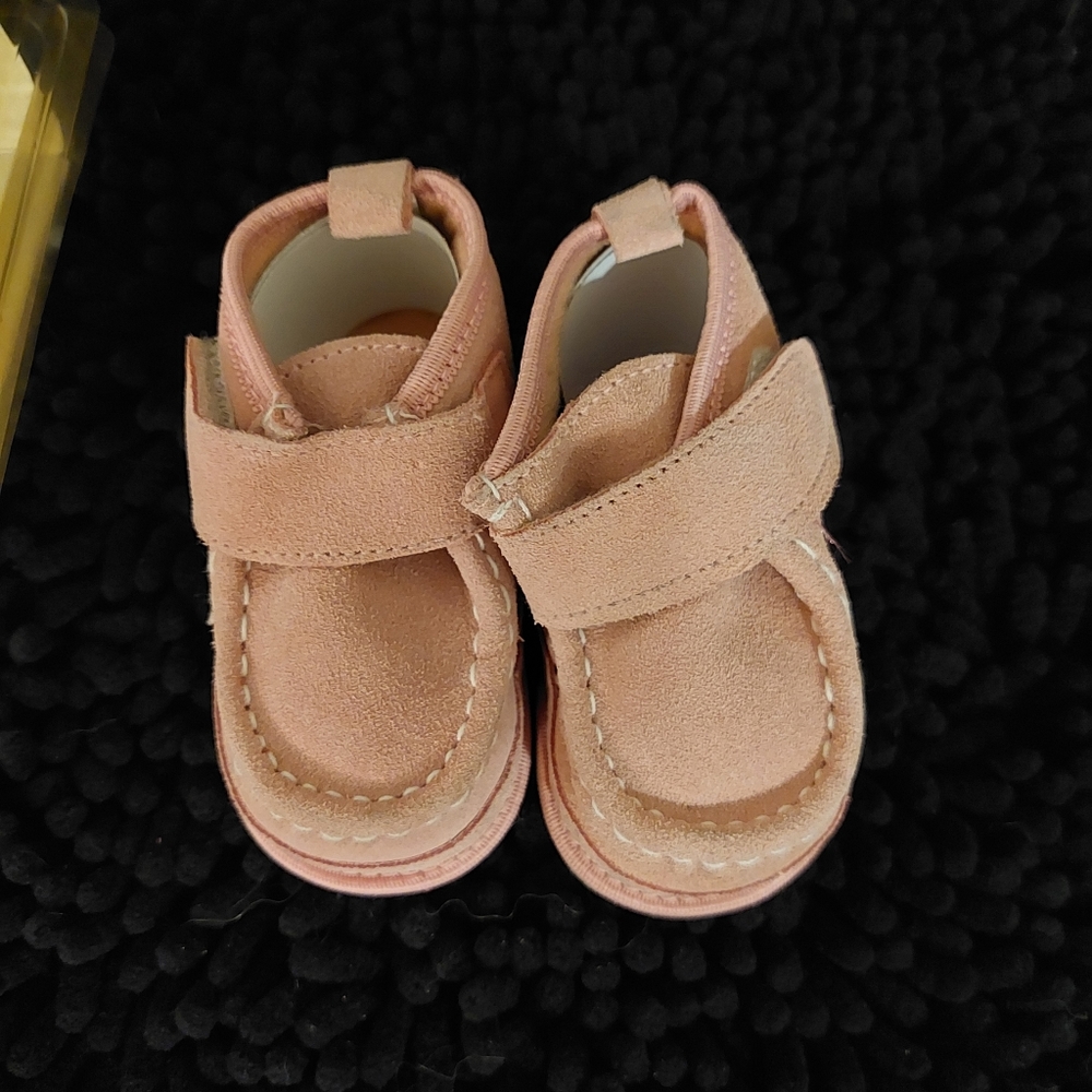 Busy Bee pink suede baby shoes